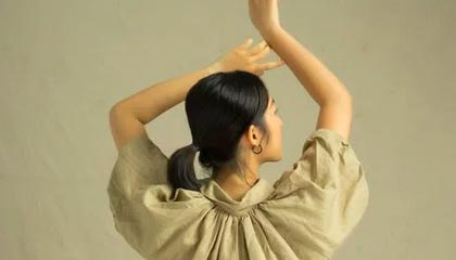 九游娱乐app-库里连续命中远投带动勇士打出高潮，库里超远投球